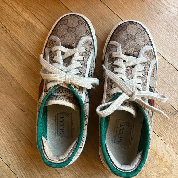 Gucci Beige Sneakers with Green and Red Accents - Picture 3 of 3